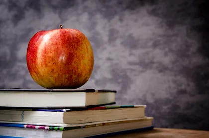 Una manzana sobre los libros