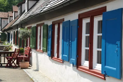 Weiß getünchtes Haus mit farbigen Fensterläden