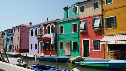 Bunte Häuser an einem Kanal mit Booten