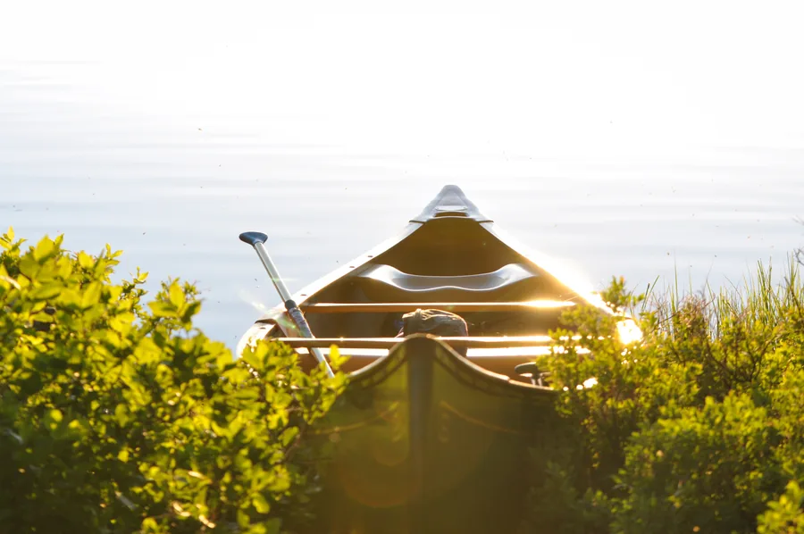 Una canoa sull'acqua calma