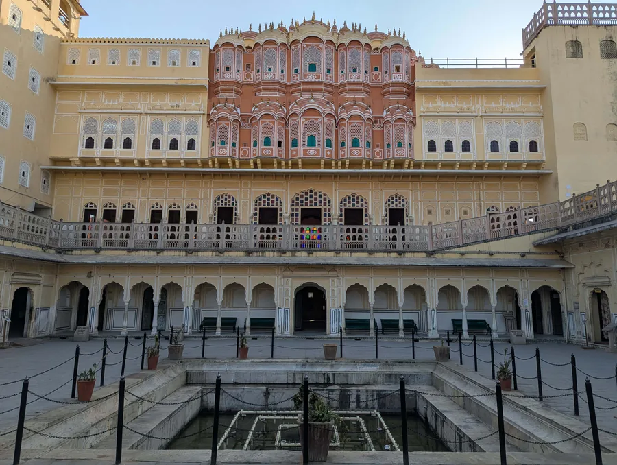 Růžové průčelí paláce a nádvoří