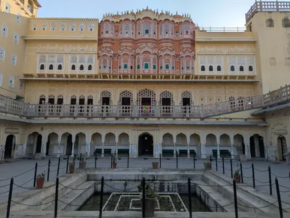 Růžové průčelí paláce a nádvoří