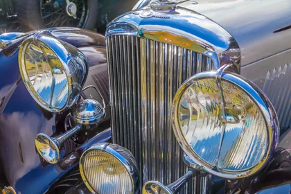 Faros y parrilla de un Bentley
