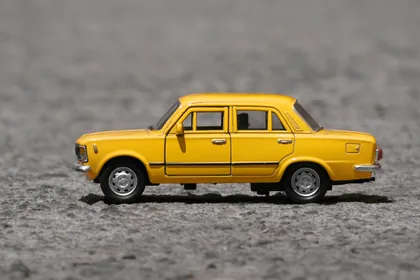 Um carrinho de brinquedo amarelo