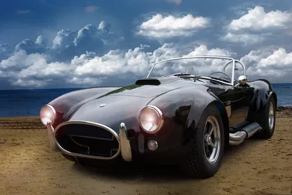 Un roadster clásico negro en la playa