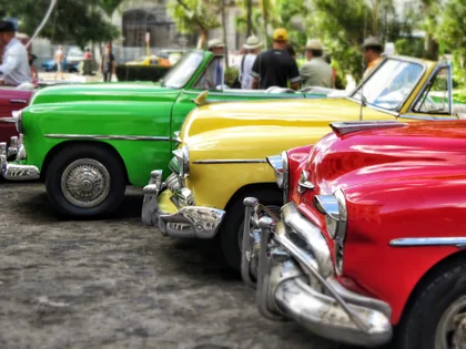 Una fila de descapotables clásicos de colores