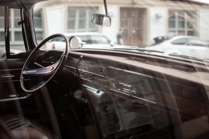 El interior de un automóvil clásico
