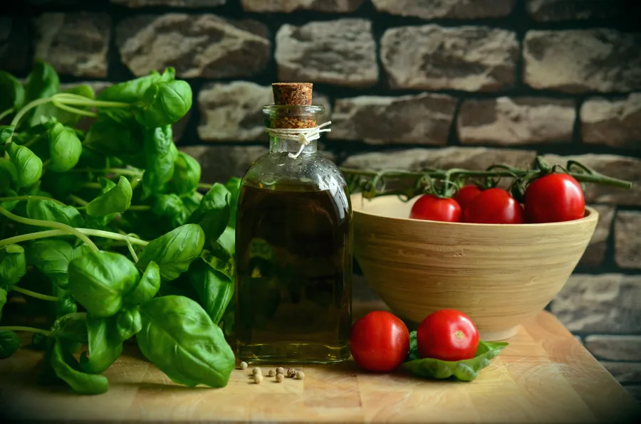 Basilikum, Öl und Tomaten