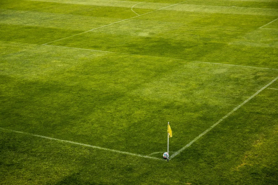 Ein Fußball an der Eckfahne