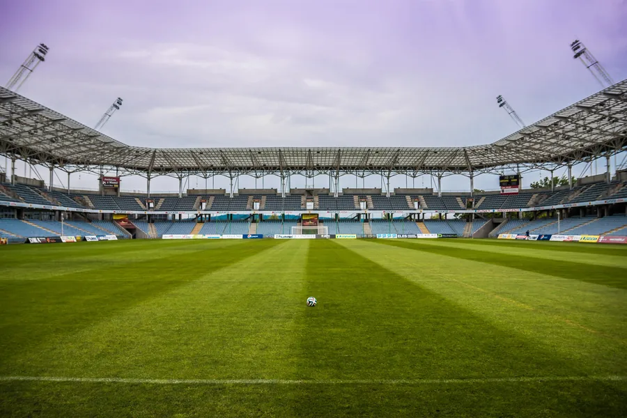 Stade de football vide et ballon