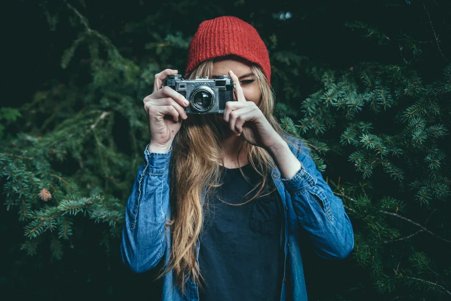 Uma fotógrafa de gorro vermelho