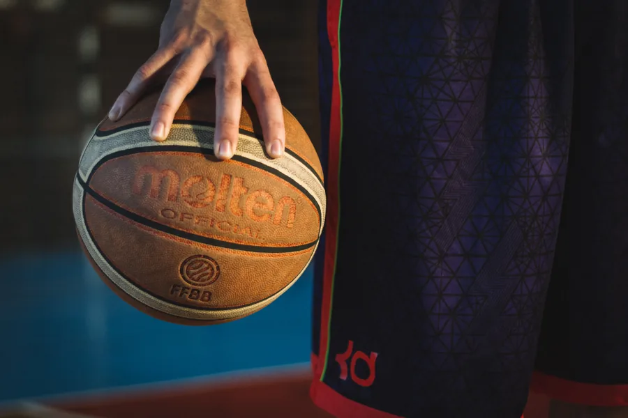 Eine Hand hält einen Basketball