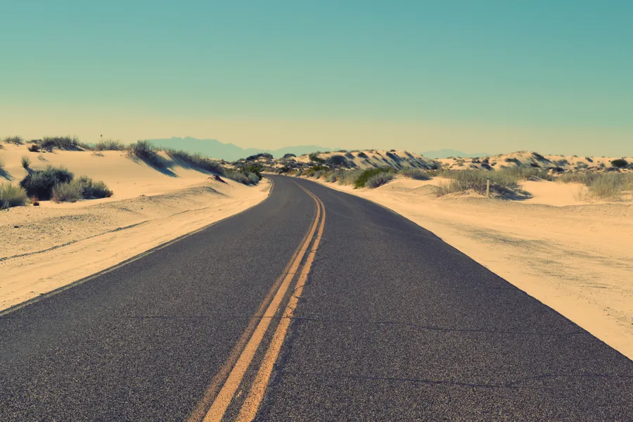Una carretera a través de las dunas