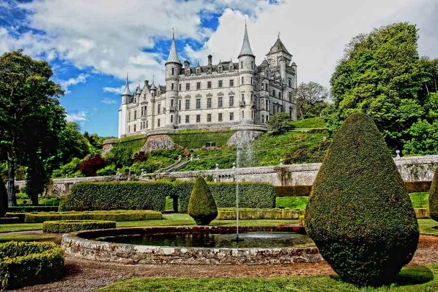 Castillo con torrecillas sobre jardines formales