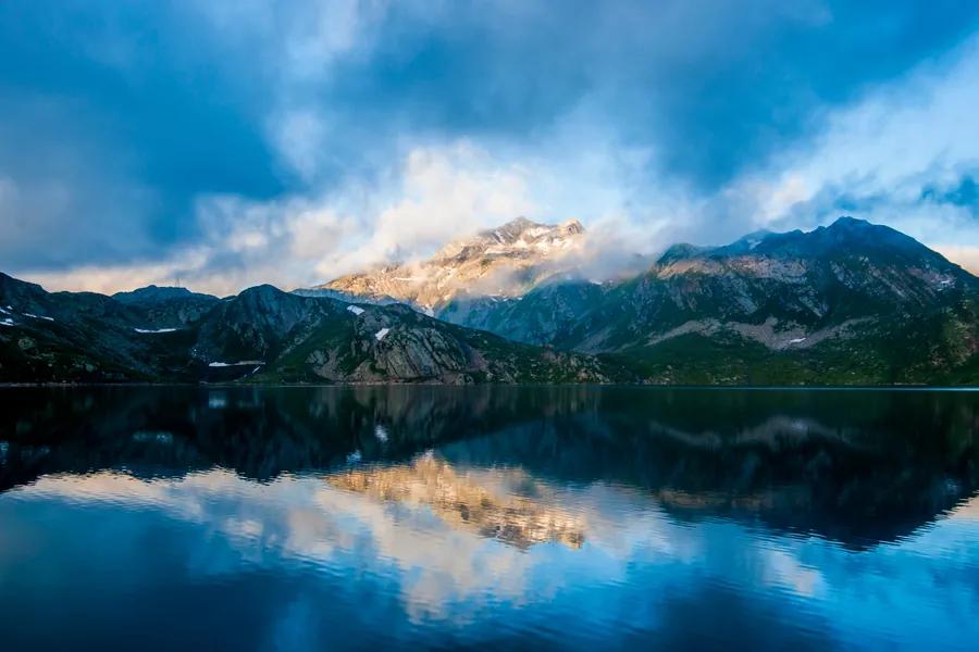Spiegelungen in einem Bergsee
