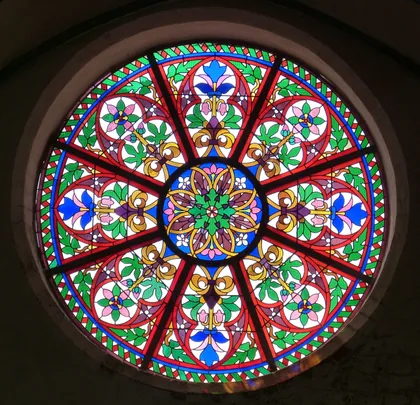 Yuvarlak vitray pencere