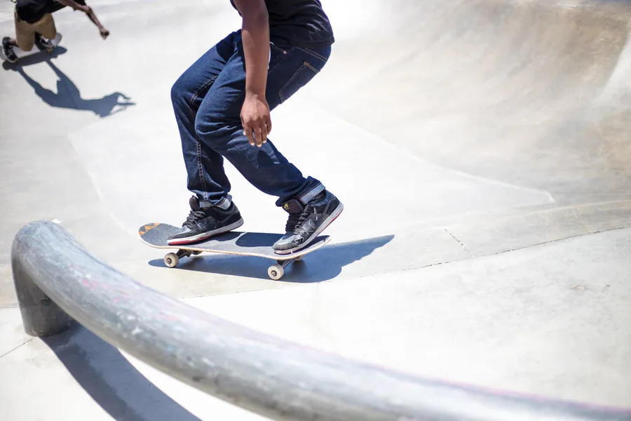 Skateboardista v betonovém parku
