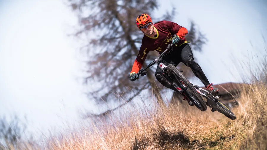 Ein Mountainbiker in der Kurve am Hang