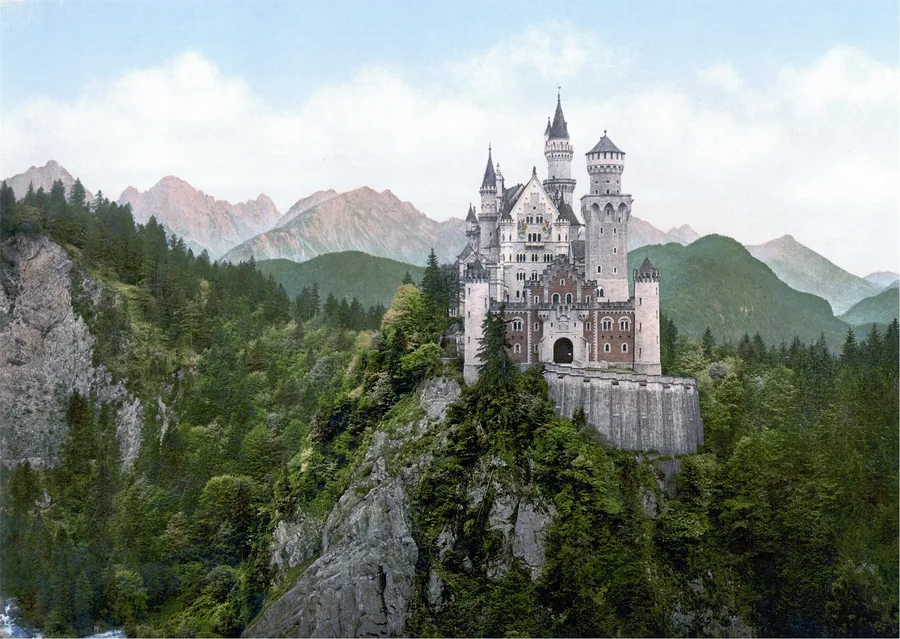 Zámek Neuschwanstein nad zalesněnými horami