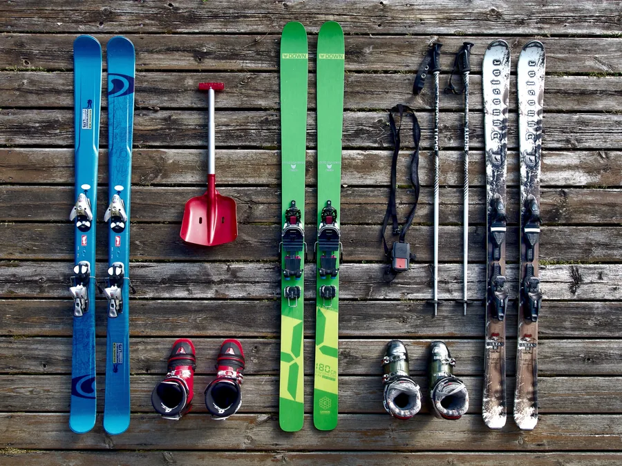 Ski und Schuhe auf der Holzterrasse