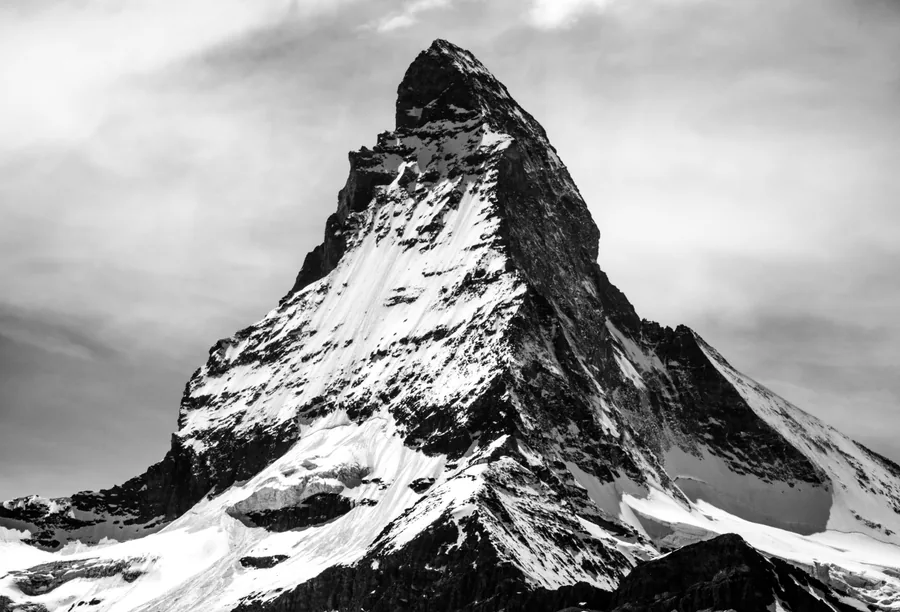 Cima innevata in bianco e nero