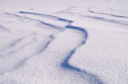 Increspature del vento sulla neve