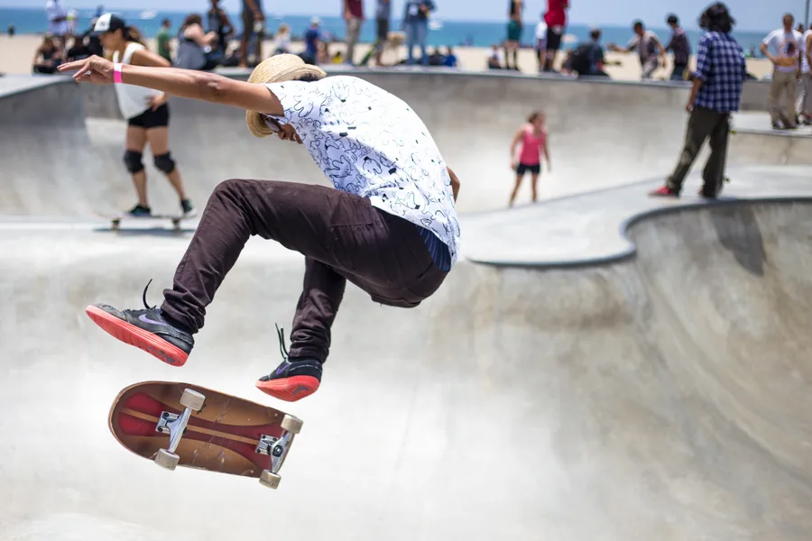 Skateboardista ve vzduchu v betonové míse