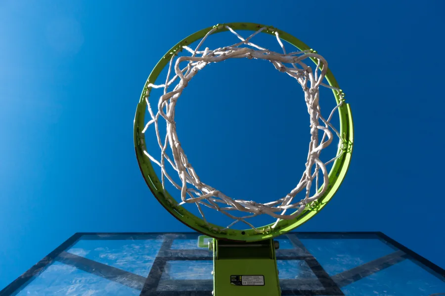 Basketbalový koš zespodu