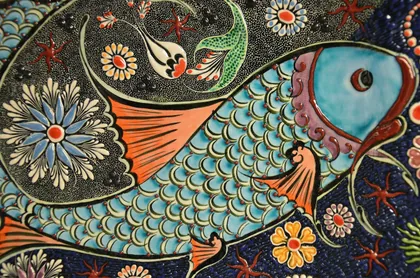 Süslü seramik balık ve çiçek deseni