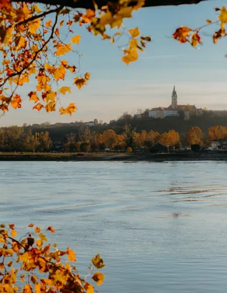 Una chiesa sopra il fiume