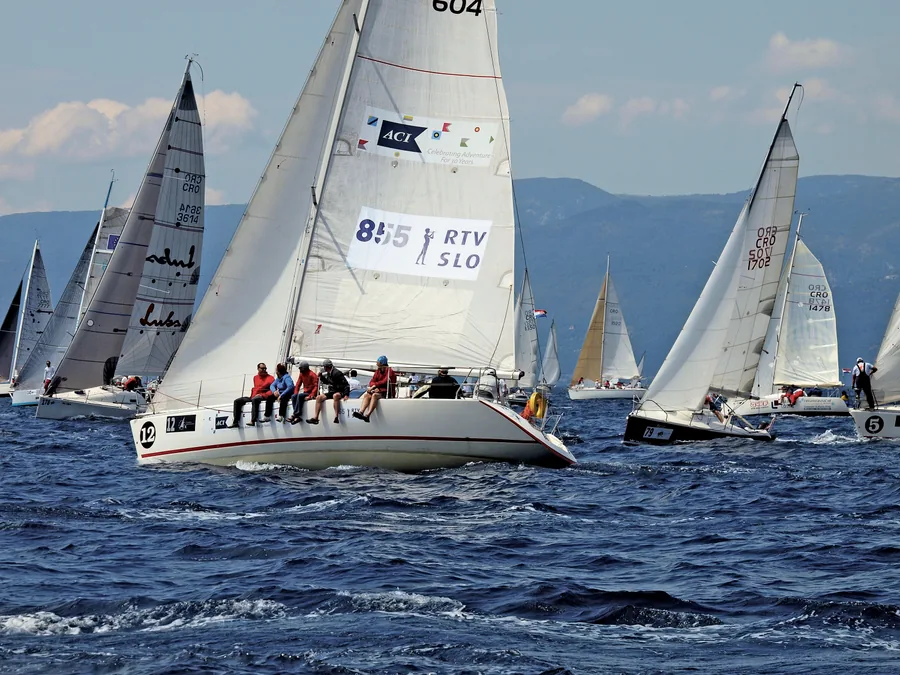 Barche in regata con gli equipaggi alla banda