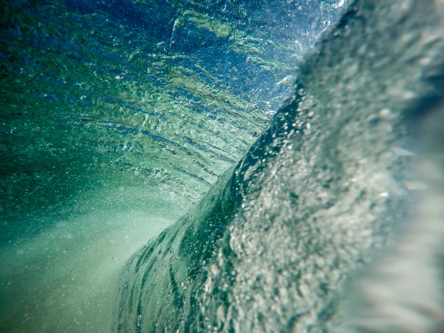 Im Inneren einer brechenden Welle