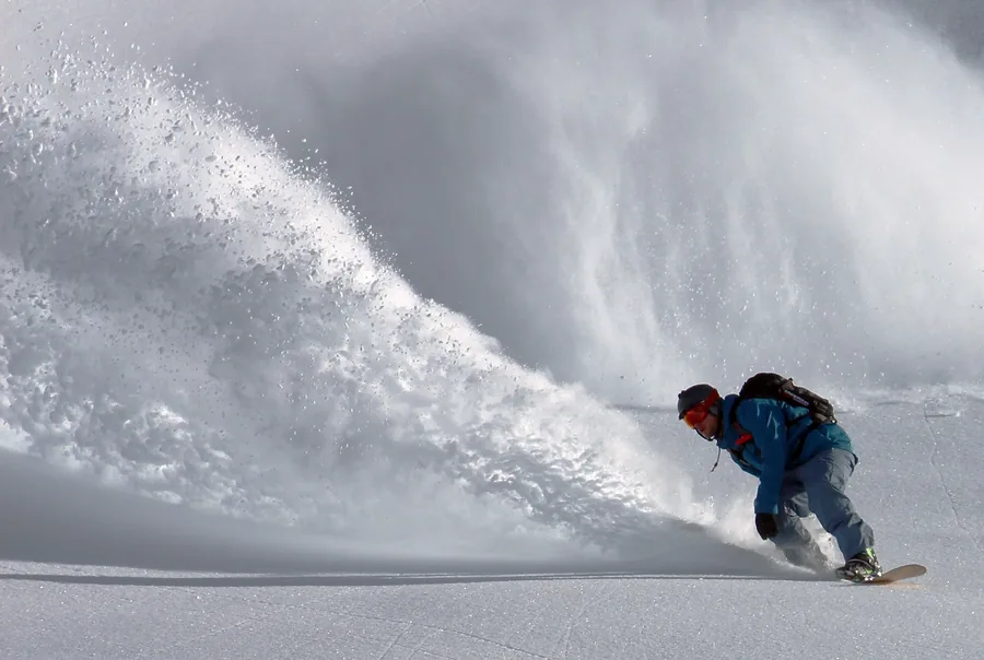 Snowboardista v hlubokém prašanu