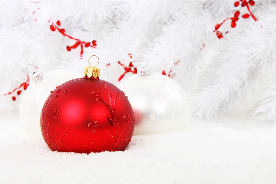 Christbaumkugeln im Schnee