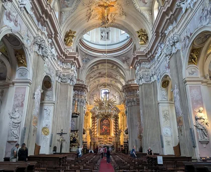 Dentro una chiesa barocca