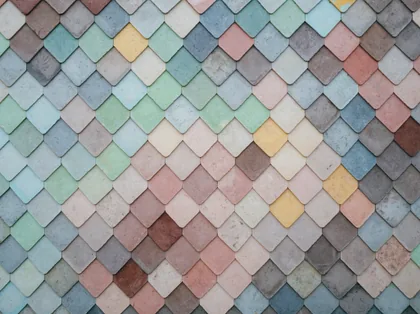 Duvarda pastel renkli pul biçimli karolar