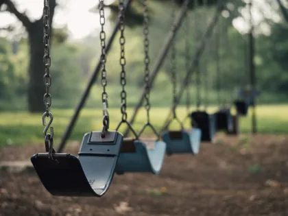 Columpios vacíos en un parque infantil