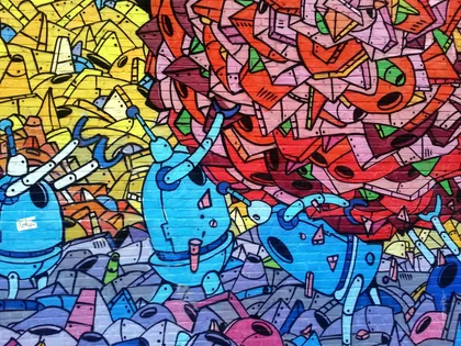Tuğla duvarda rengârenk robot grafitisi