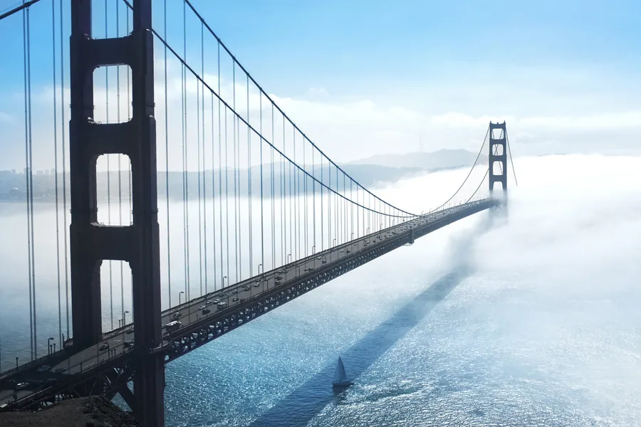 Die Golden Gate Bridge im Nebel