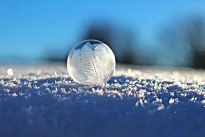 Una bolla ghiacciata sulla neve