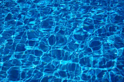 Ondulations ensoleillées sur l'eau de la piscine
