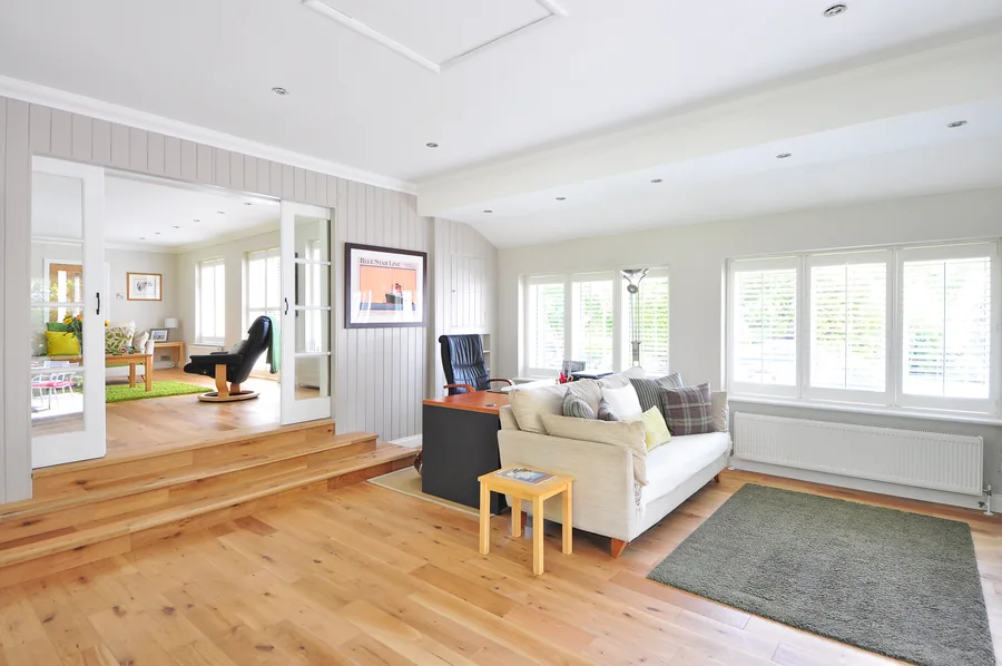 Helles Wohnzimmer mit Holzboden