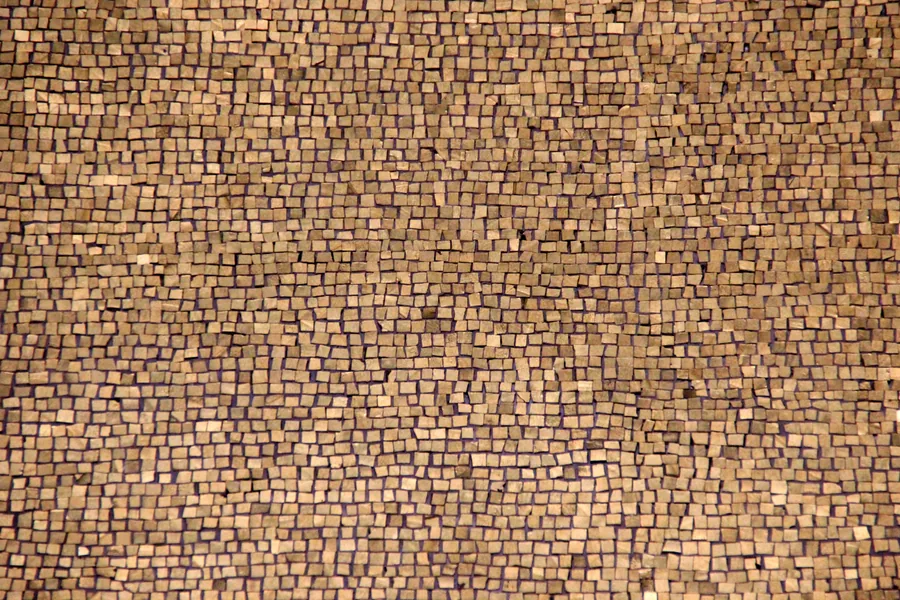 Små träplattor i mosaikmönster